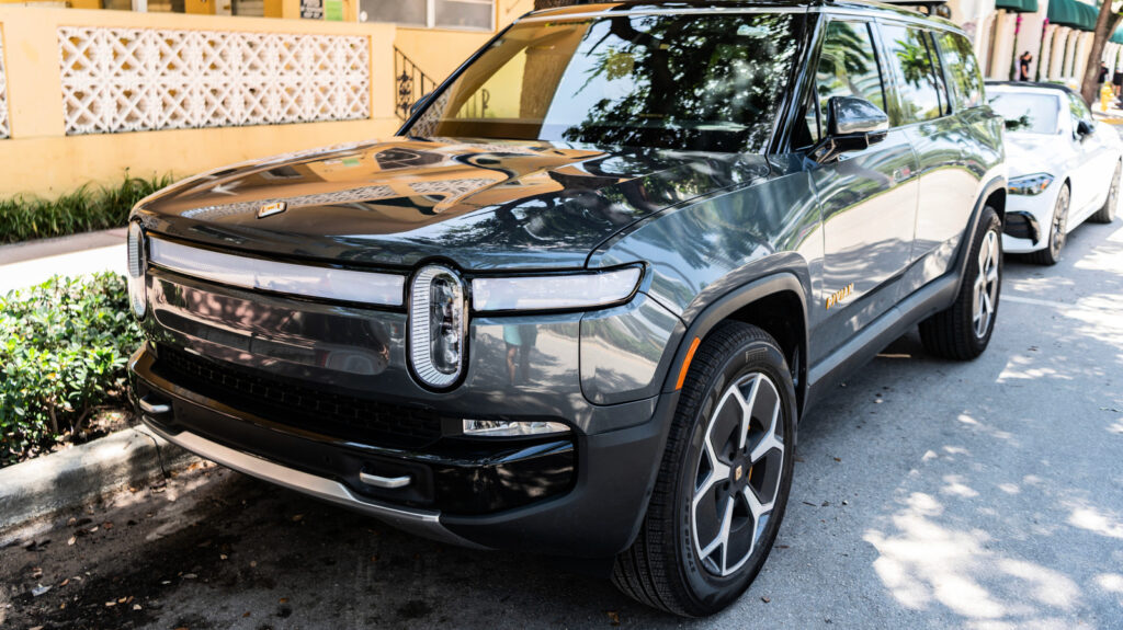 Rivian следует примеру Tesla и будет использовать владельцев для бета-тестирования автопилота