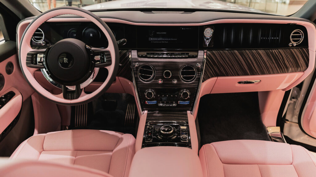Розовый Rolls-Royce Cullinan в цвете Braman Pink создан специально для Майами Этот розовый Rolls-Royce Cullinan в индивидуальной отделке идеально подходит для Майами