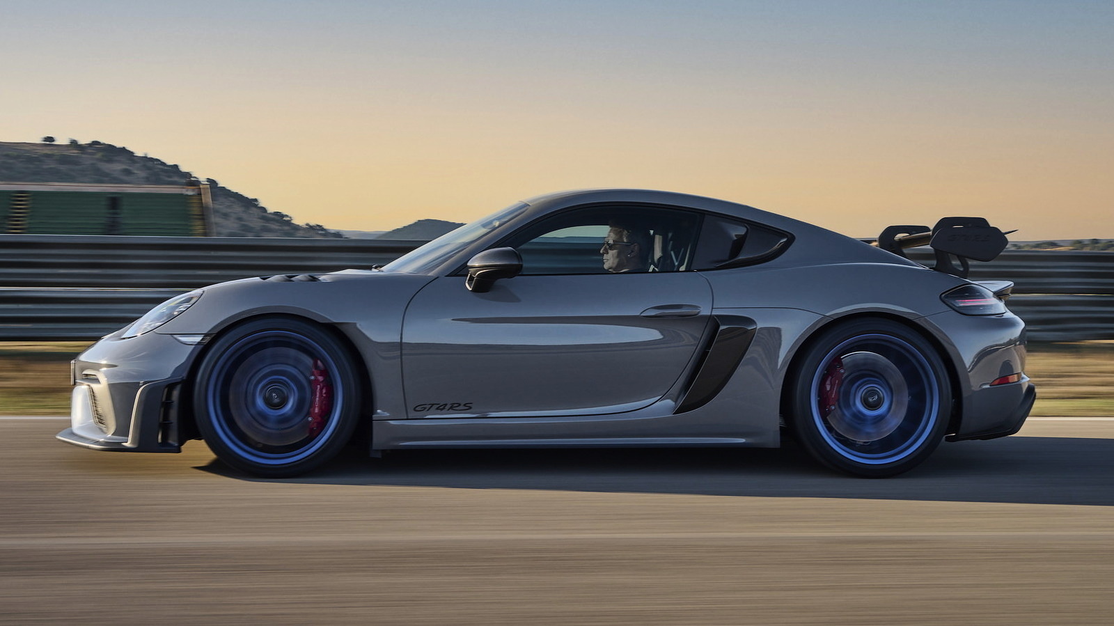 Porsche 718 Cayman GT4 RS на треке