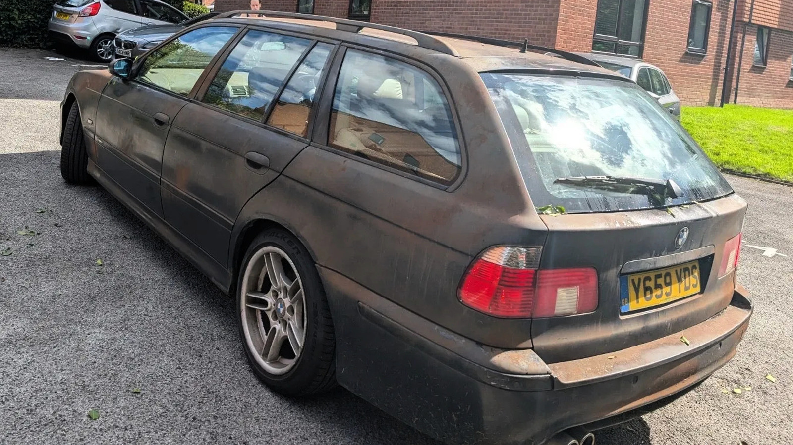 BMW 540i Touring M Sport в кузове E39 с эффектом искусственной патины на кузове.