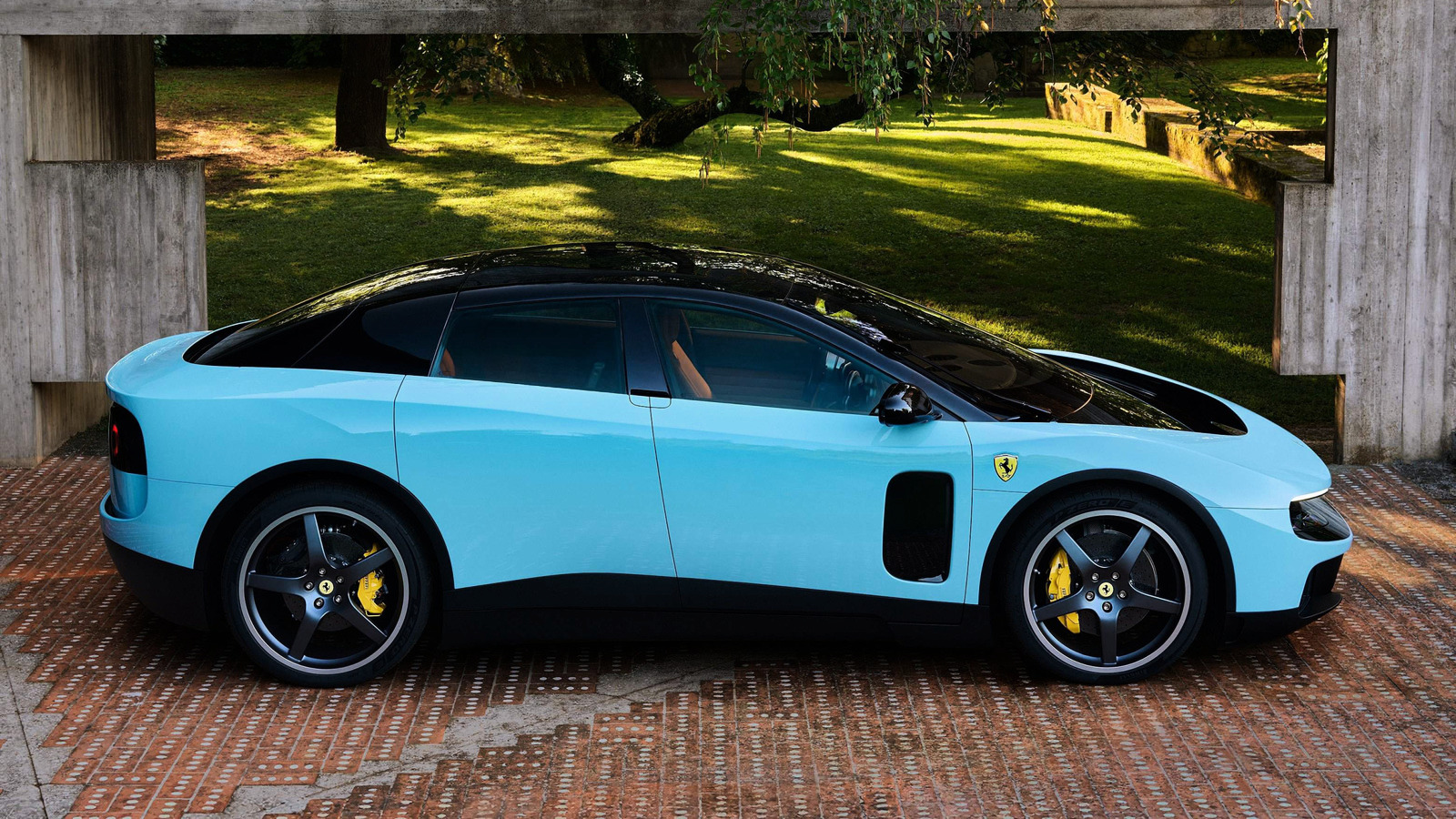 Синий Ferrari Luce в профиль