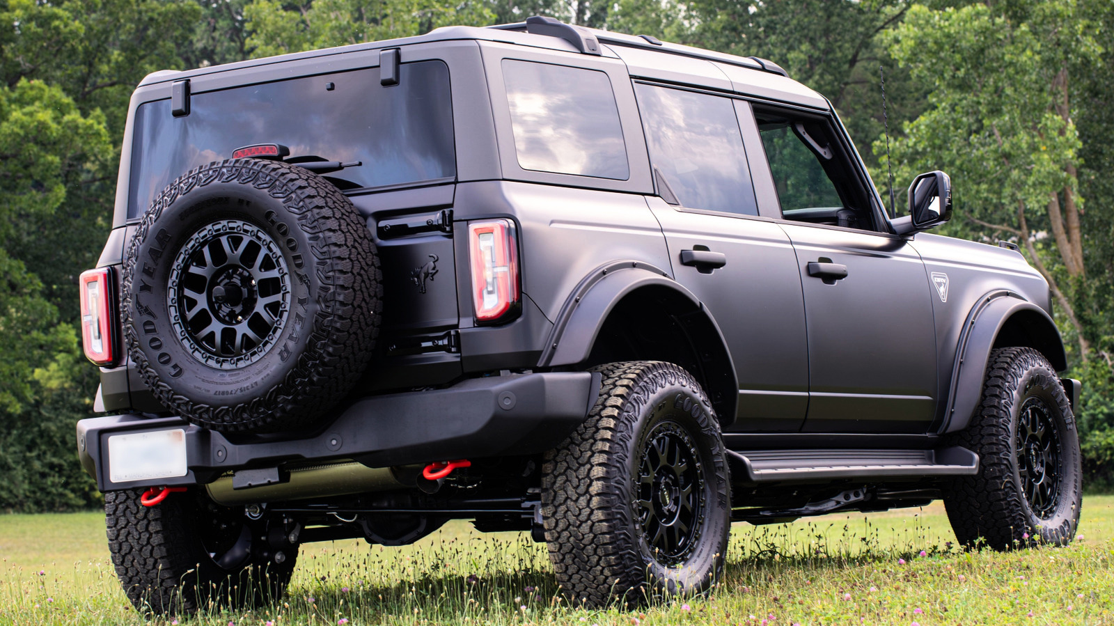 Матовый черный Ford Bronco с пакетом ORV, вид сзади три четверти