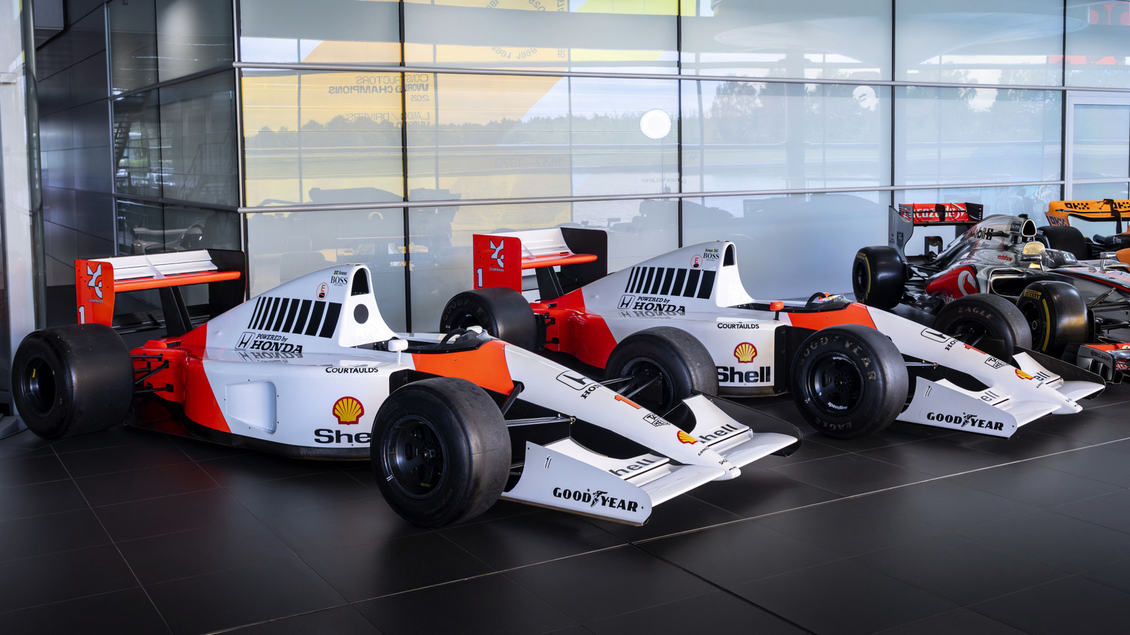 Две модели McLaren MP4/6A 1991 года, выстроенные в ряд на заводе McLaren перед продажей