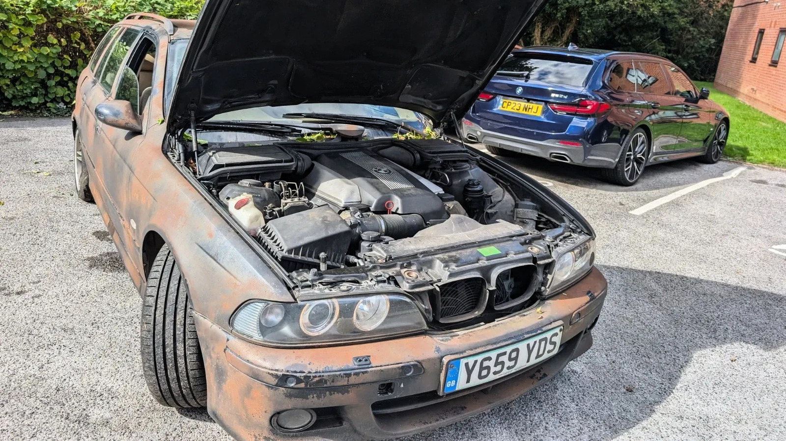 BMW 540i Touring M Sport в кузове E39 с эффектом искусственной патины на кузове.