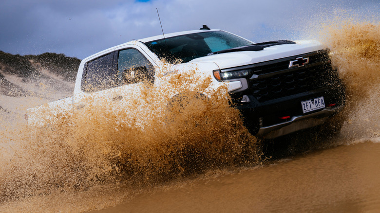 Chevrolet Silverado ZR2 эффектно мчится сквозь воду