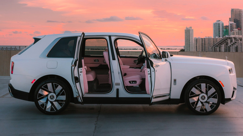 Розовый Rolls-Royce Cullinan от Braman Miami на закате