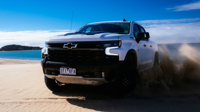 Chevrolet Silverado ZR2 дрифтует на пляже