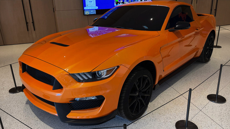 Ford Mustang Ute вид спереди 3/4