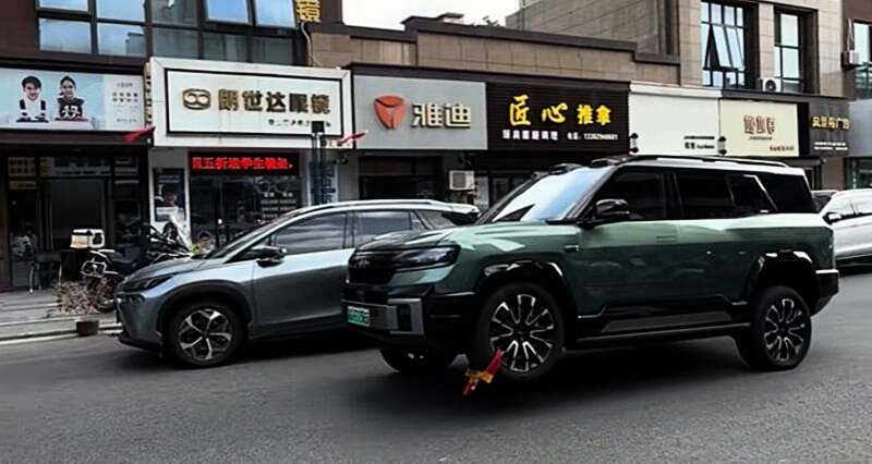 BYD Fang Cheng Bao Bao 8 с желто-красным металлическим зажимом на приподнятом переднем левом колесе