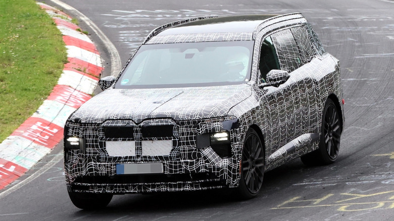 Шпионские снимки прототипа BMW X7 M60 на Нюрбургринге