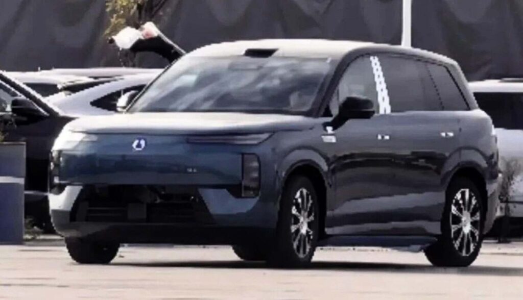 BYD Denza N8 EV замечен в Китае: трехмоторный полный привод мощностью 1193 л. с. перед запуском в четвертом квартале