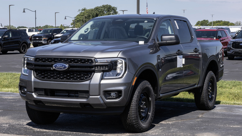 Ford Ranger в цвете Carbonized Gray на стоянке дилерского центра